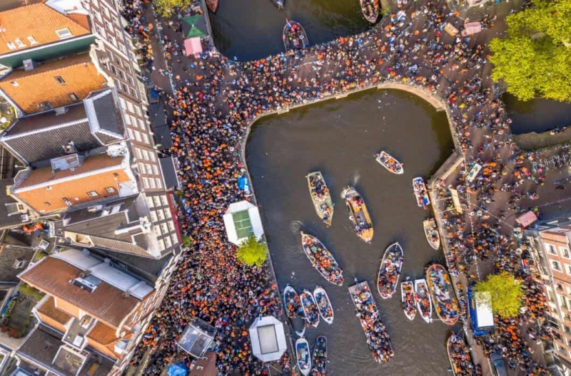 AMSTERDAMMERS SUE CITY COUNCIL OVER EXCESSIVE TOURISM