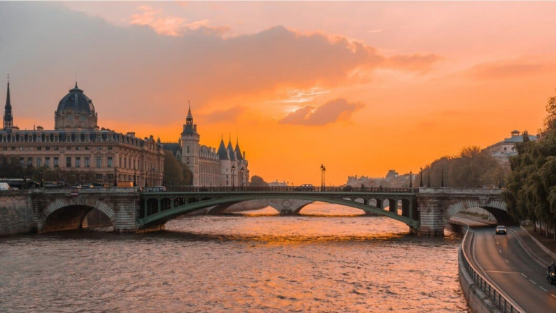 PARIS EXPECTS 50 MILLION VISITORS IN 2025