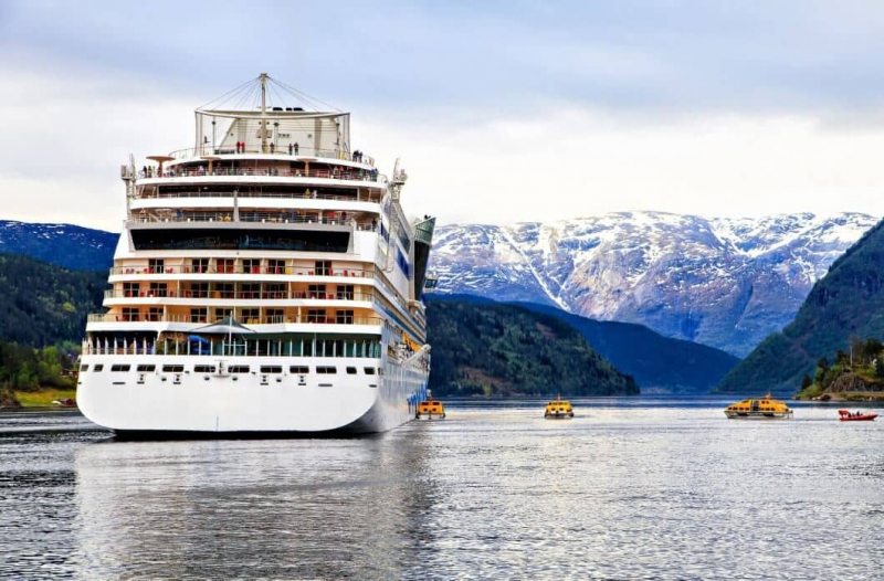 ICELAND'S CRUISE INDUSTRY BRACES FOR 37% PLUNGE IN ARRIVALS BY 2027